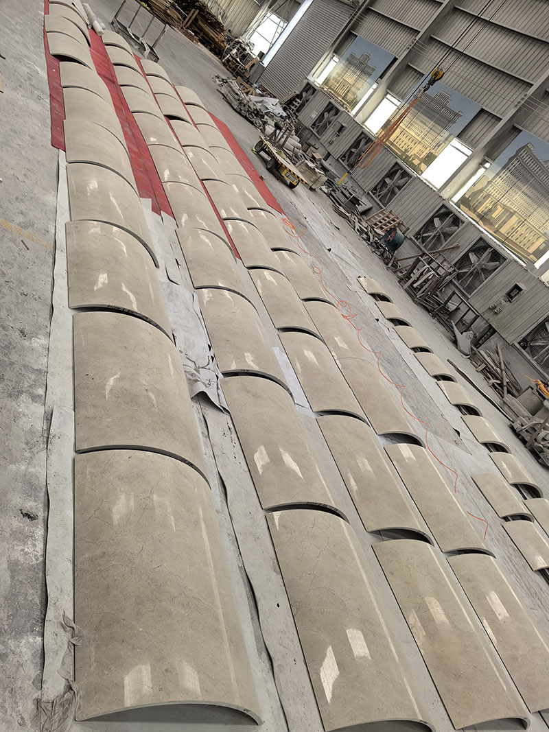 Custom curved marble slabs in factory production for architectural decoration projects.jpg Custom curved marble slabs in factory production for architectural decoration projects.jpg
